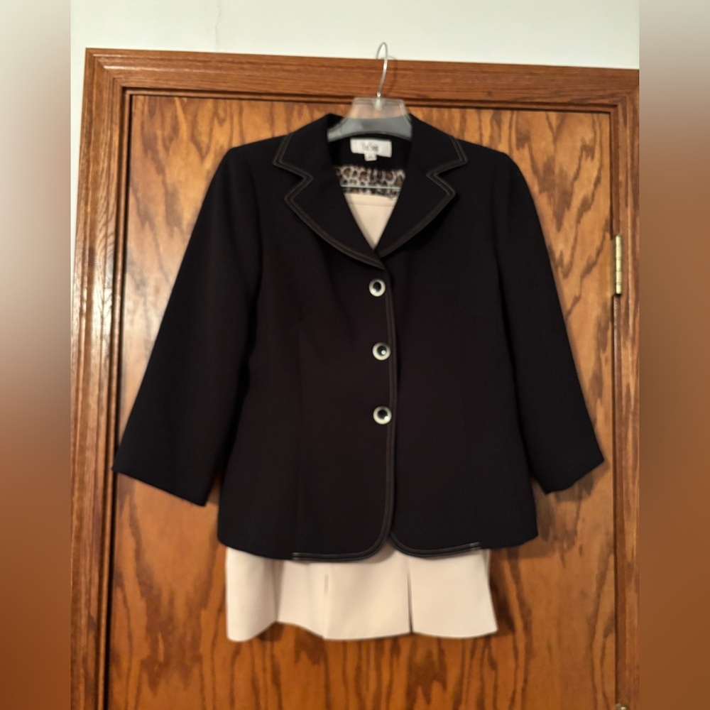 ON SALE!!! EUC Le Suit Size 12 Black Blazer with Beige Skirt Suit